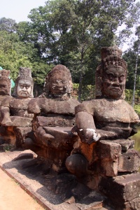 Steinerne Figuren säumen den Weg - Angkor Thom