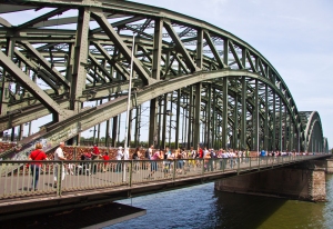 Pfingsten - Kölner Eisenbahnbrücke mit vielen menschen und Schlössern