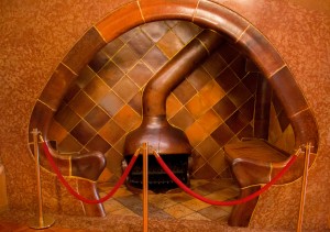 Casa Batlló - Kamin mit Sitzecke für ein Paar und Anstandsdame - Archtekt Gaudi