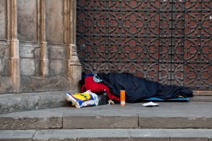 Gotisches Viertel - Obdachloser schläft vor einem Kirchenportal