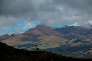 Fahrt von San Augustin nach Popayán auf einer Piste - ab und zu tauchen Bergketten aus den Wolken auf