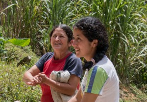 San Augustin - freundliche Kolumbianerinnen am Wegesrand wollen uns sogar zum Essen einladen