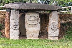 San Augustin - Archäologischer Park - Grabstätte mit Göttern