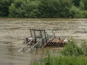 Bootssteg unter im Rheinwasser