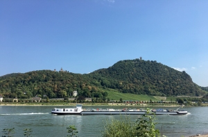 Lastkahn am Rhein vor dem Drachenfels